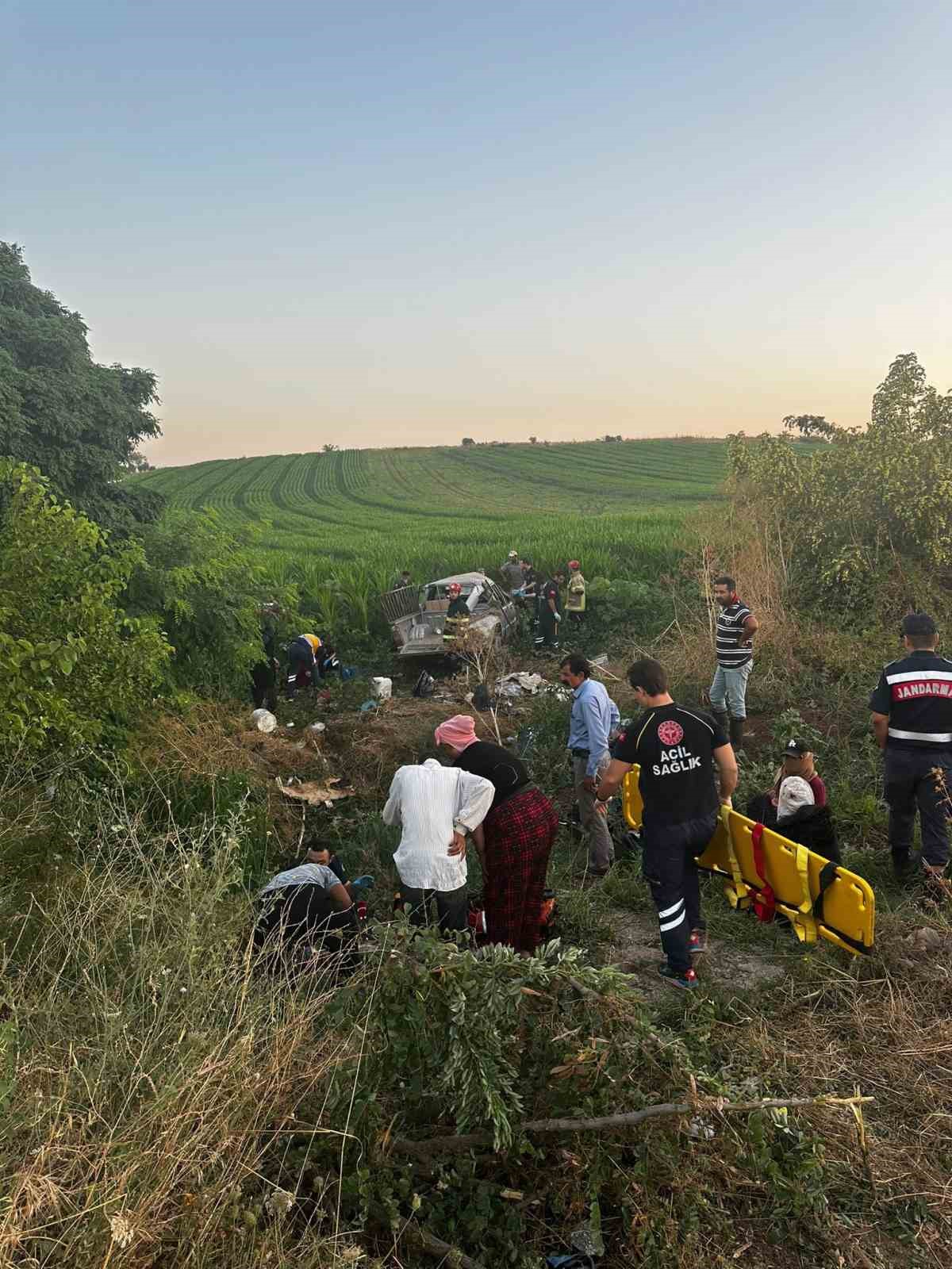 BURSA'NIN KARACABEY İLÇESİNDE TARLAYA İŞÇİ GÖTÜREN ARACIN KAZA YAPMASI SONUCUNDA