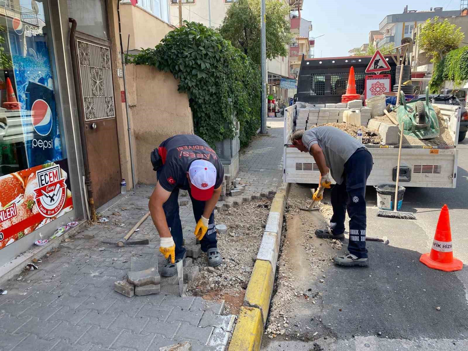 KARESİ’DE YOL ÇALIŞMALARI DEVAM EDİYOR