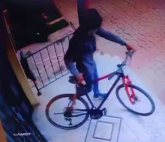 KARTAL’DA GÜNDÜZ SAATLERİNDE BİR SİTEYE GİREN ŞÜPHELİLER APARTMANIN BODRUMUNDA BULUNAN
