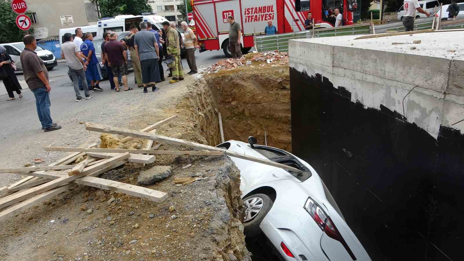 KARTAL'DA YOL KESİŞİMİNDE HAFİF TİCARİ ARAÇLA ÇARPIŞAN OTOMOBİL KONTROLDEN ÇIKARAK