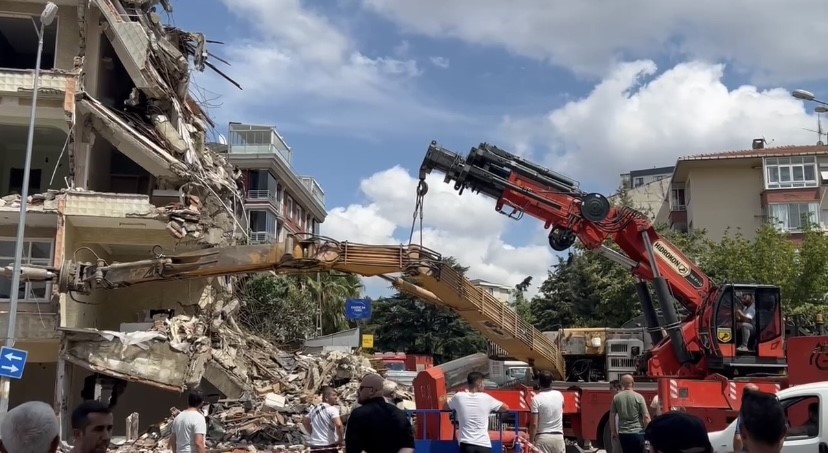 KARTAL’DA BİR BİNANIN YIKIMI ESNASINDA BİNANIN DUVARINI YIKMAYA ÇALIŞAN İŞ