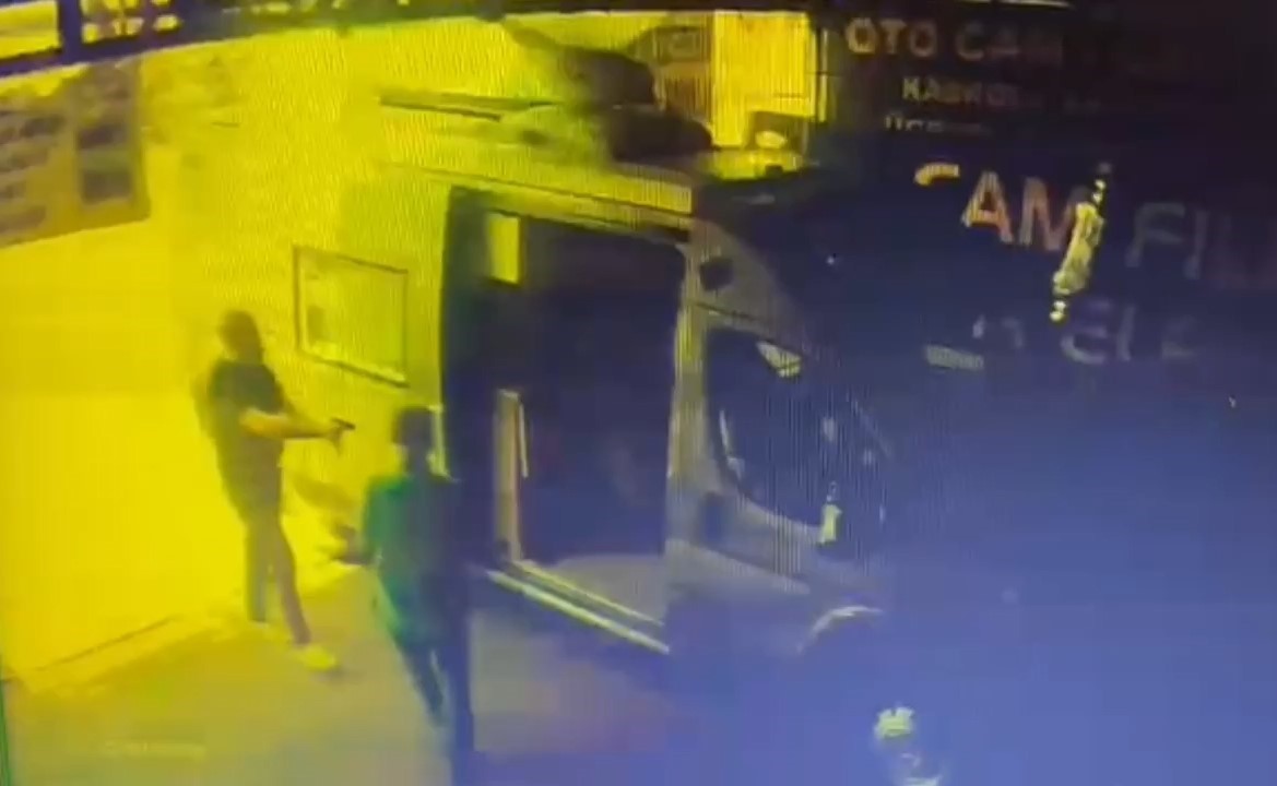 SALDIRI ANI GÜVENLİK KAMERASINA YANSIDI.