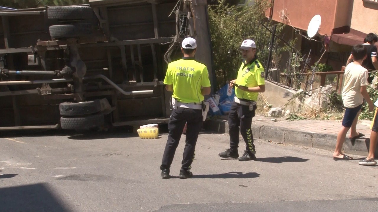 KARTAL'DA YOKUŞ YUKARI ÇIKARKEN FRENİ BOŞALAN KAMYON GERİ KAYARAK YAN