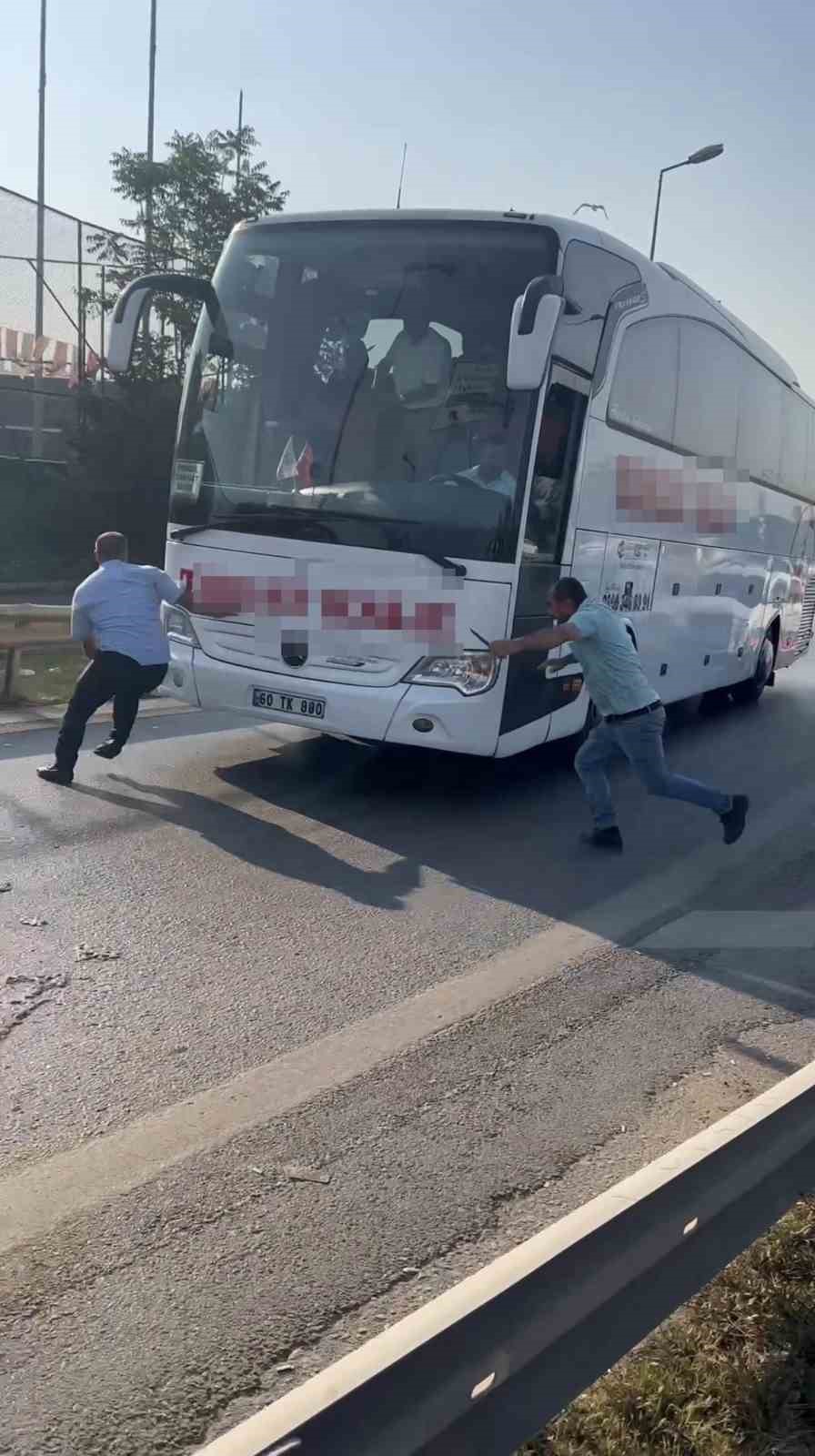 KARTAL’DA YOLCU OTOBÜSÜNÜN ÖNÜNÜ KESEN BİR KİŞİ KENDİSİNİ UYARAN MUAVİNİ