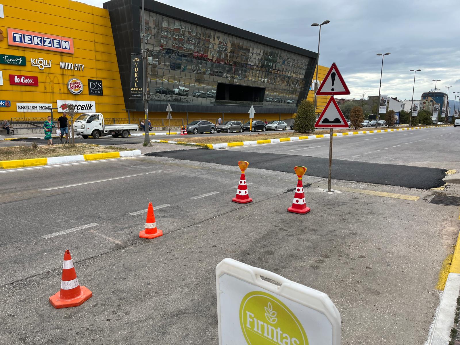 Bandırma’da araçların hızlı geçtiği yola kasisli çözüm Bandırma Belediyesi Trafik Zabıta Müdürlüğü ekipleri Liman AVM yanındaki yolda