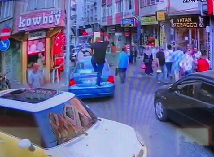 Kavga ettiği şahsın otomobilini yumruklayıp, üzerinde zıpladı KAVGA ETTİĞİ ŞAHSIN OTOMOBİLİNİ YUMRUKLAYIP ÜZERİNDE ZIPLADI