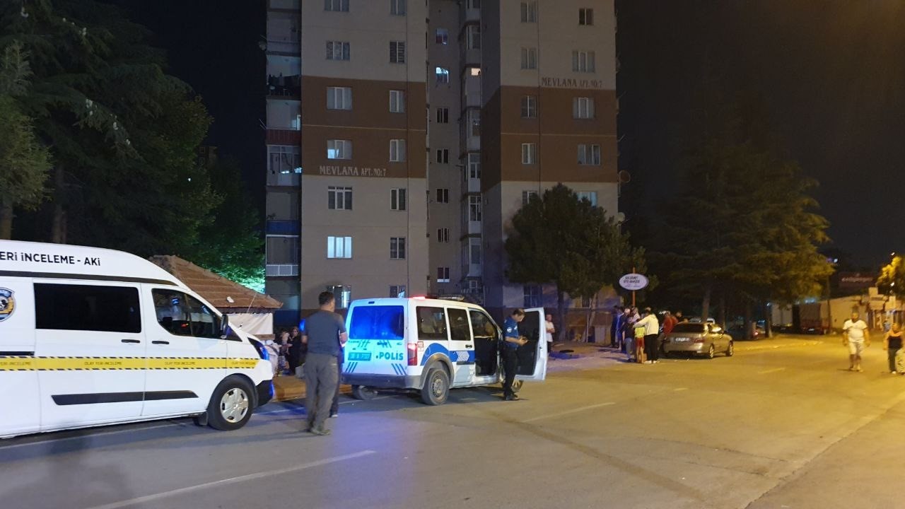 KAYSERİ’NİN MELİKGAZİ İLÇESİNDE 5. KATTAN DÜŞEN GENÇ, AĞIR YARALANDI