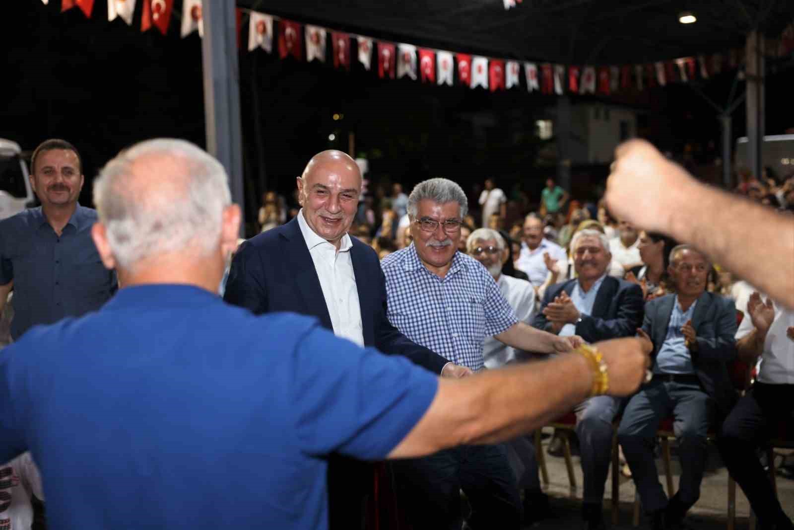KEÇİÖREN BELEDİYESİ TARAFINDAN ATAPARK MAHALLESİNDE DÜZENLENEN KONSERDE VATANDAŞLAR KEYİFLİ ANLAR