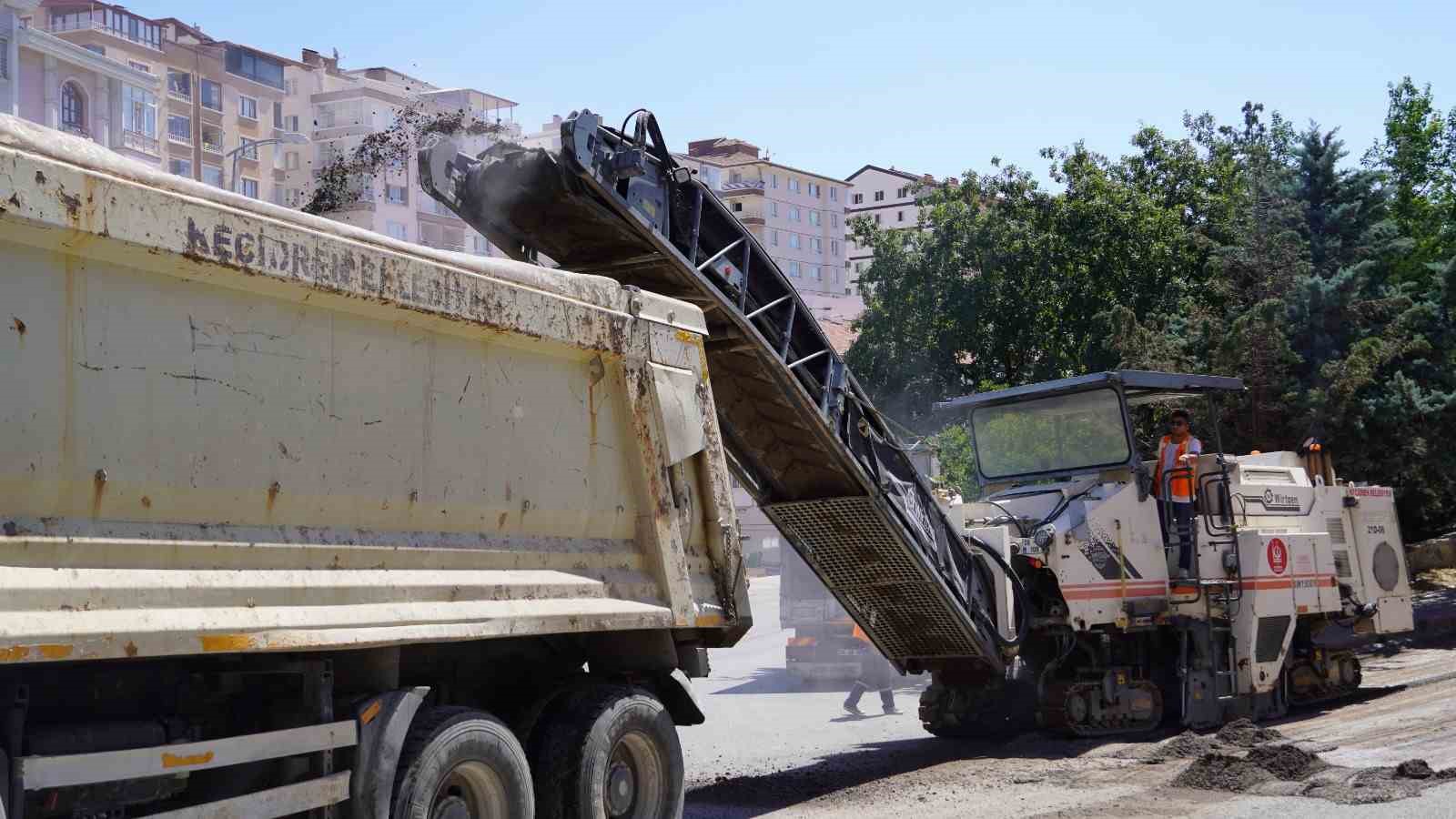 KEÇİÖREN BELEDİYESİ TARAFINDAN İLÇEDEKİ BOZUK VE YIPRANMIŞ YOLLARIN YENİLENMESİ KAPSAMINDA