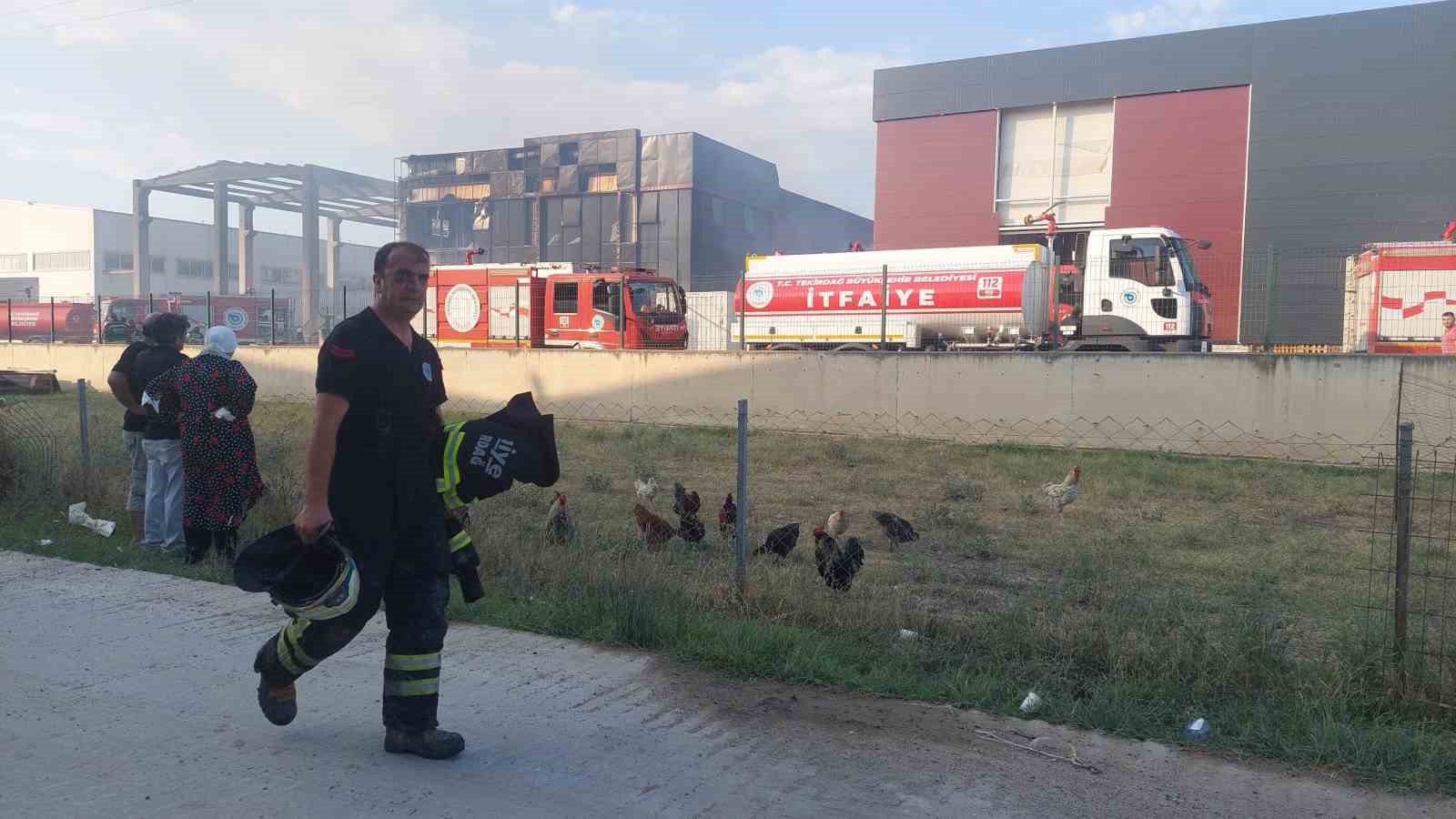 TEKİRDAĞ'IN ÇERKEZKÖY İLÇESİNDE BULUNAN RÜZGAR KİMYA FABRİKASINDA ÇIKAN YANGINDA SOĞUTMA