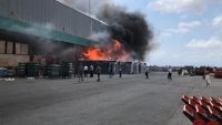 KOCAELİ'NİN ÇAYIROVA İÇESİNDE MİGROS'UN DEPOSU ALEV ALEV YANDI. YANGIN, İTFAİYE