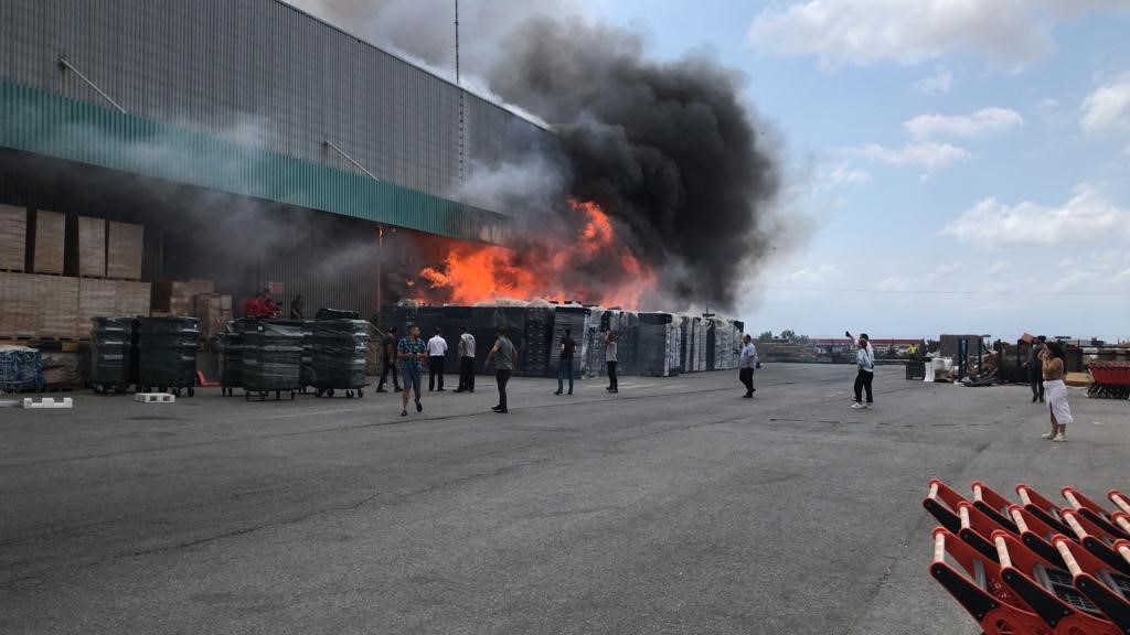 Kocaeli’de bir felaket daha! KOCAELİ'NİN ÇAYIROVA İÇESİNDE MİGROS'UN DEPOSU ALEV ALEV YANDI. YANGIN, İTFAİYE