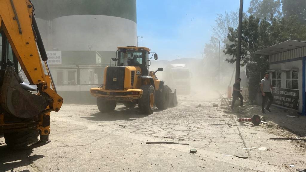 Kocaeli’de TMO silosunda patlama: 10 yaralı KOCAELİ'NİN DERİNCE İLÇESİNDE TOPRAK MAHSULLERİ OFİSİ'NİN SİLOLARINDA MEYDANA GELEN PATLAMADA,