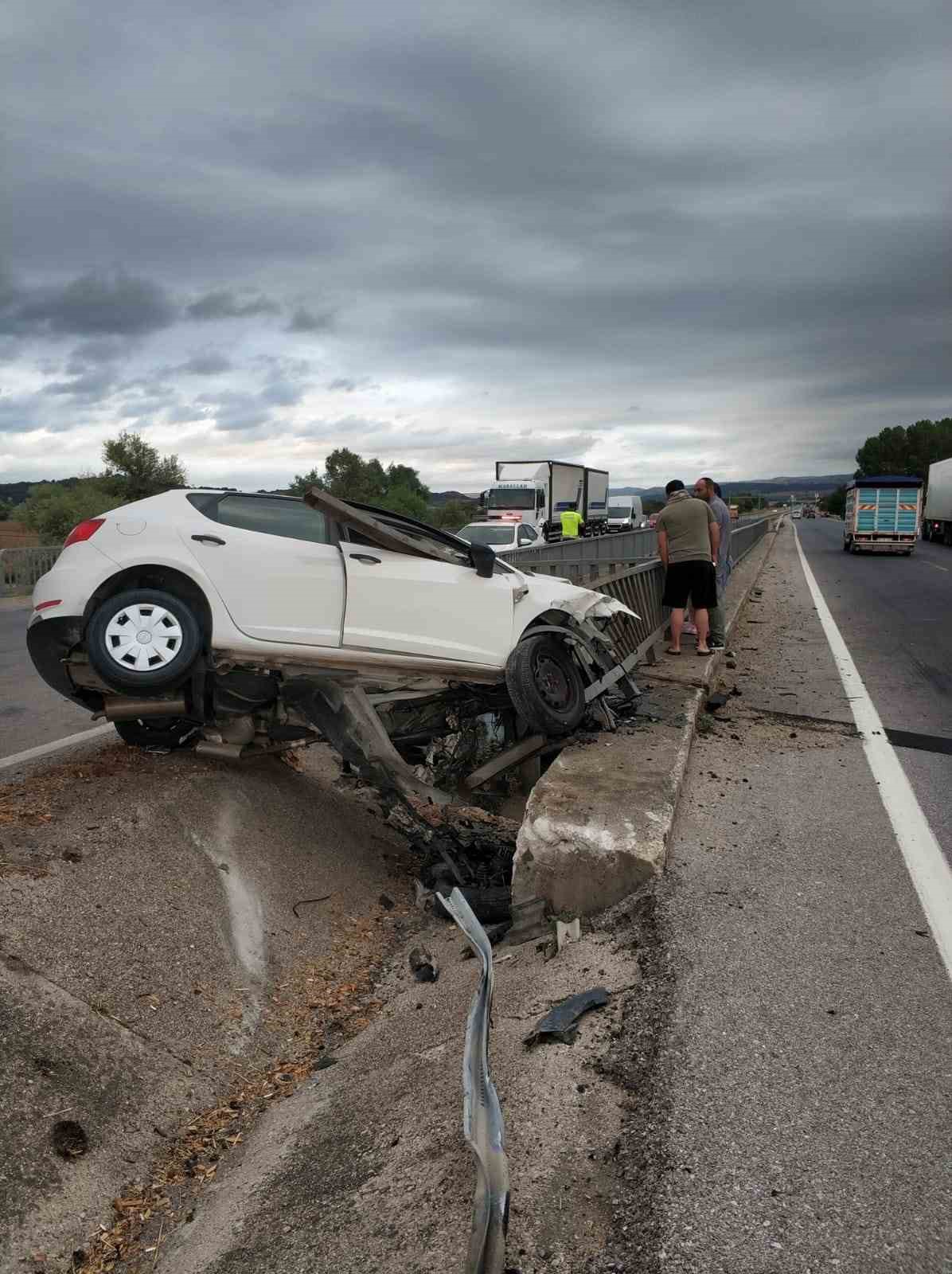 BURSA’NIN MUSTAFAKEMALPAŞA İLÇESİNDE KONTROLDEN ÇIKAN OTOMOBİL REFÜJE DALDI. 3 KİŞİNİN