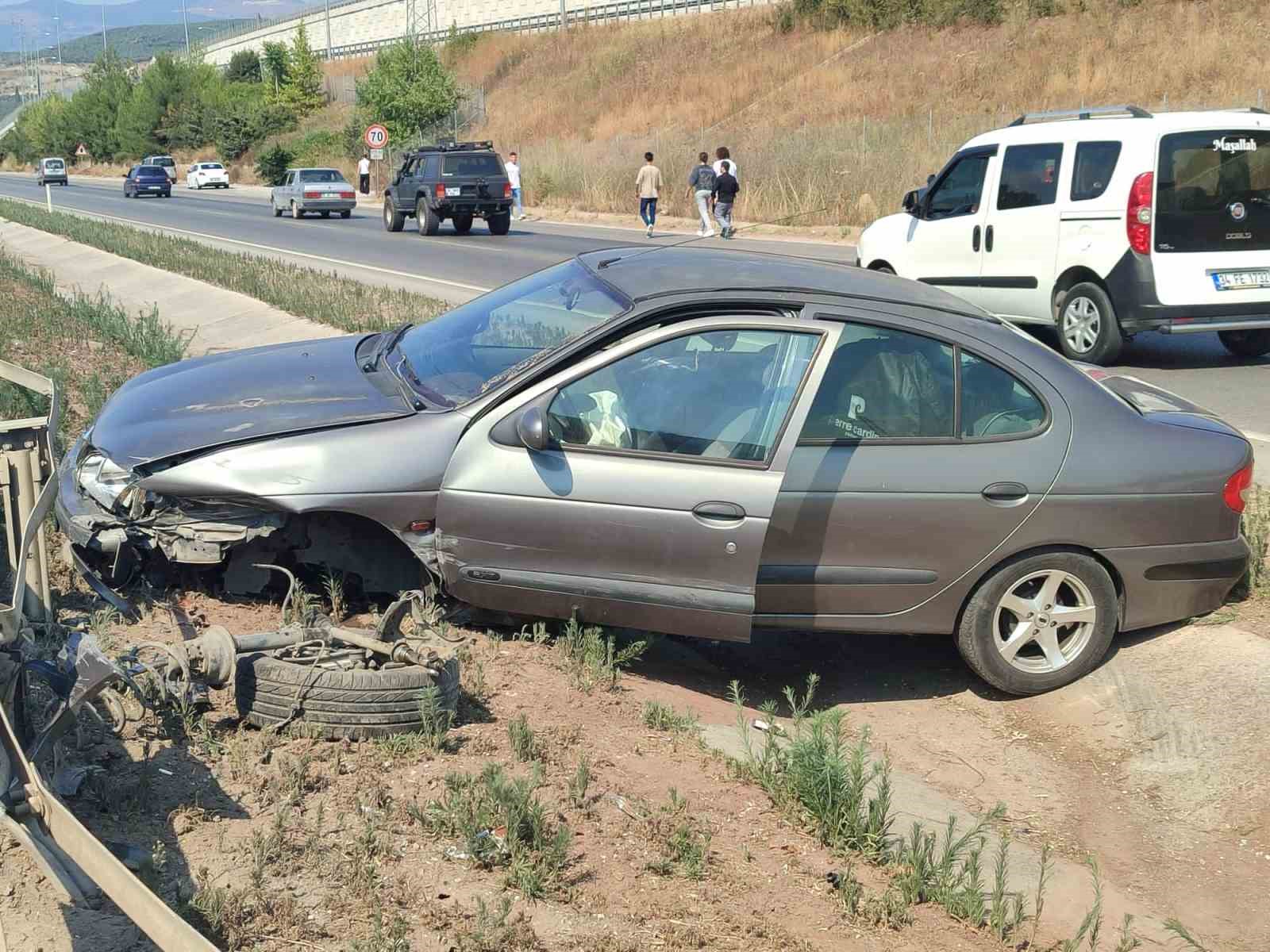 OTOMOBİL KONTROLDEN ÇIKARAK ORTA REFÜJE DALIP BARİYERLERE ÇARPARAK DURABİLDİ.