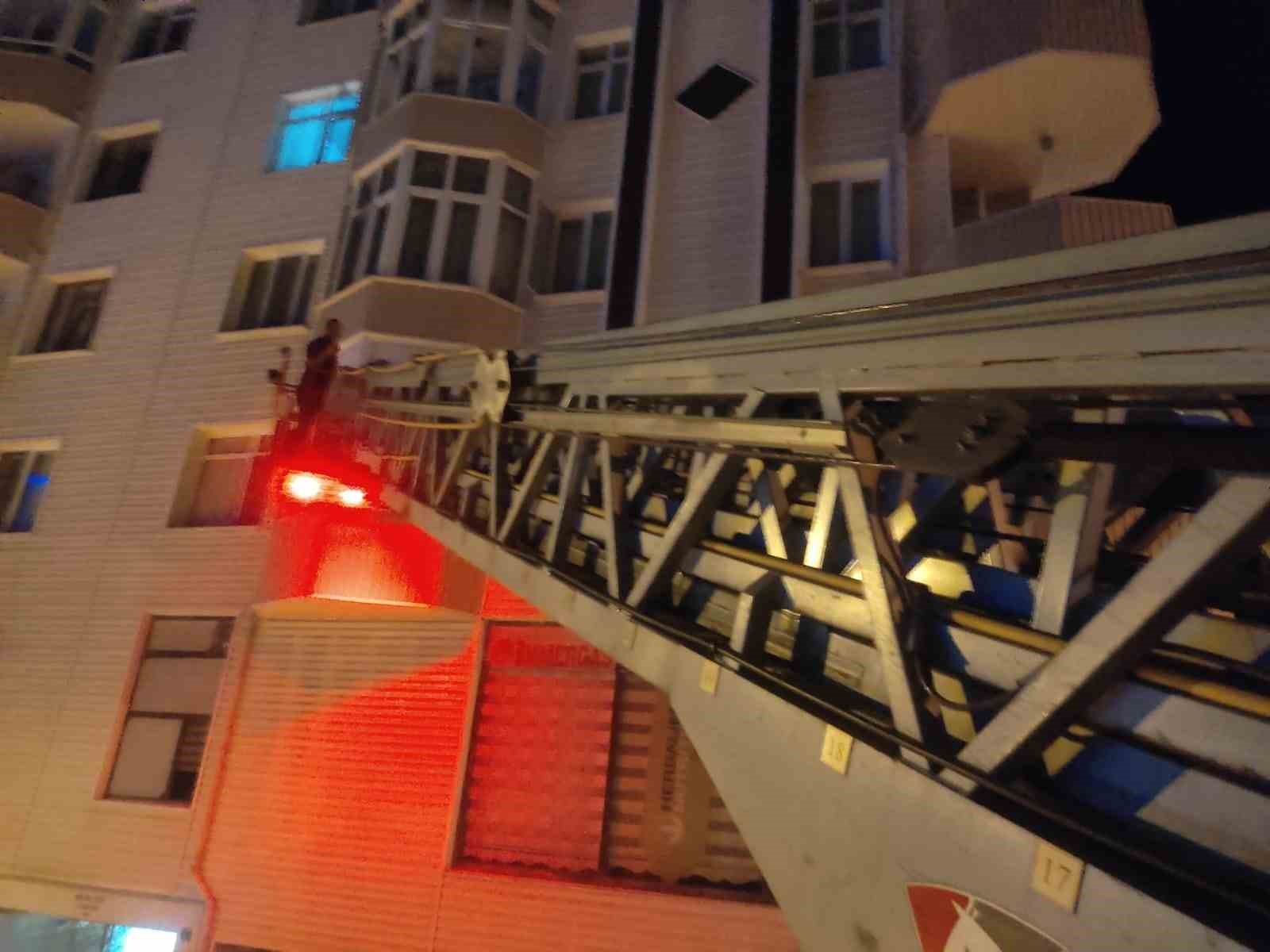 KASTAMONU'DA SICAK HAVALARINDA ETKİSİYLE YAYILAN KÖTÜ KOKU İHBARI ÜZERİNE APARTMAN