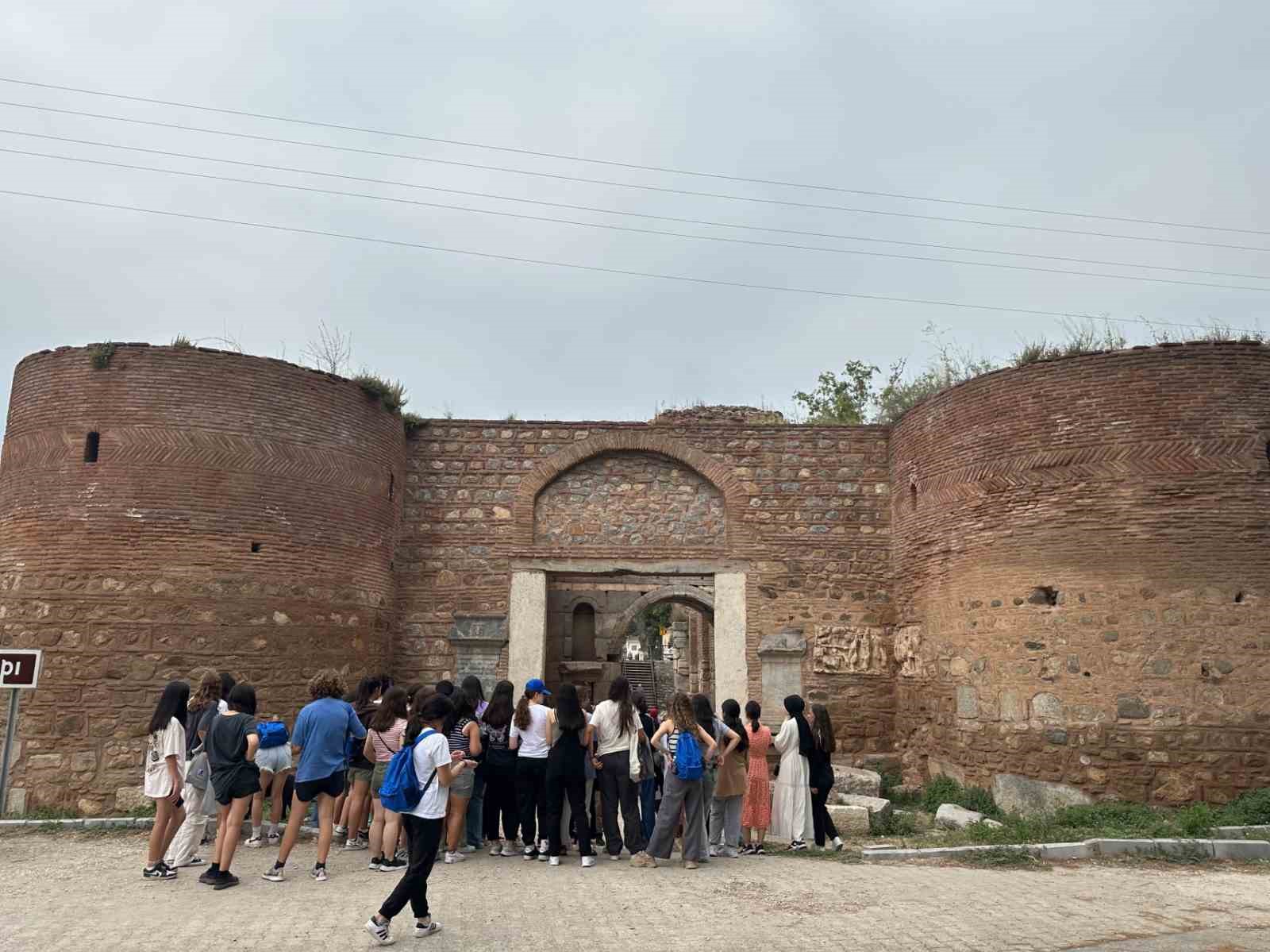 KÜÇÜKÇEKMECELİ GENÇLER, KÜÇÜKÇEKMECE BELEDİYESİ’NİN SAKARYA PAMUKOVA’DA DÜZENLEDİĞİ GENÇLİK KAMPI’NDA BİR
