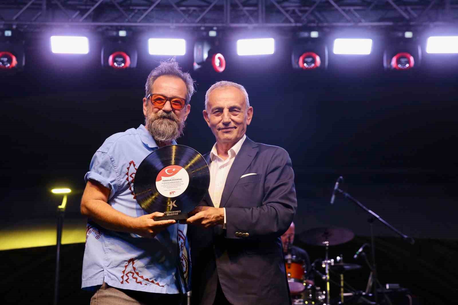 KÜÇÜKÇEKMECE'DE DÜZENLENEN 30 AĞUSTOS ZAFER BAYRAMI ETKİNLİĞİNDE ÜNLÜ SANATÇI FERİDUN
