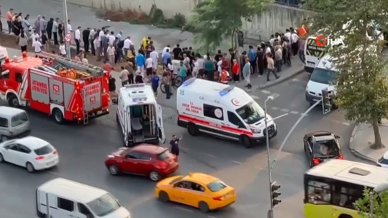 İSTANBUL'UN KÜÇÜKÇEKMECE İLÇESİNDE DEREYE UÇAN OTOMOBİLDE BULUNAN 3 KİŞİ YARALANDI.