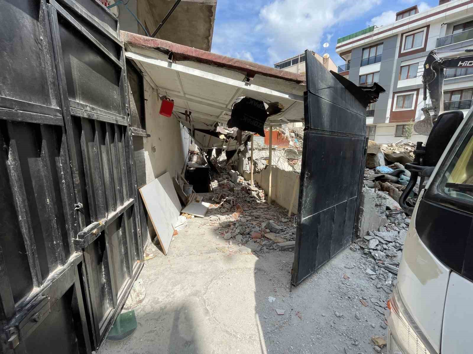 İSTANBUL KÜÇÜKÇEKMECE’DE KENTSEL DÖNÜŞÜM ÇERÇEVESİNDE BİR BİNANIN YIKIMI SIRASINDA SOKAKTA