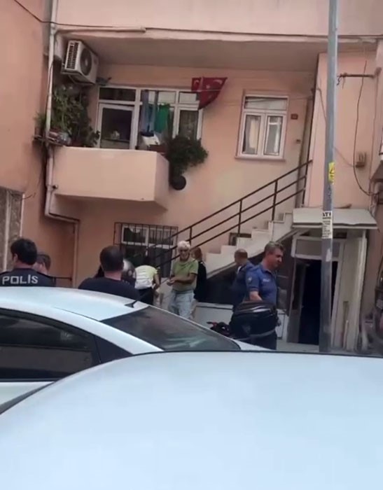 OLAY, SAAT 12.50 SIRALARINDA KÜÇÜKÇEKMECE KARTALTEPE MAHALLESİNDEKİ 2 KATLI BİR