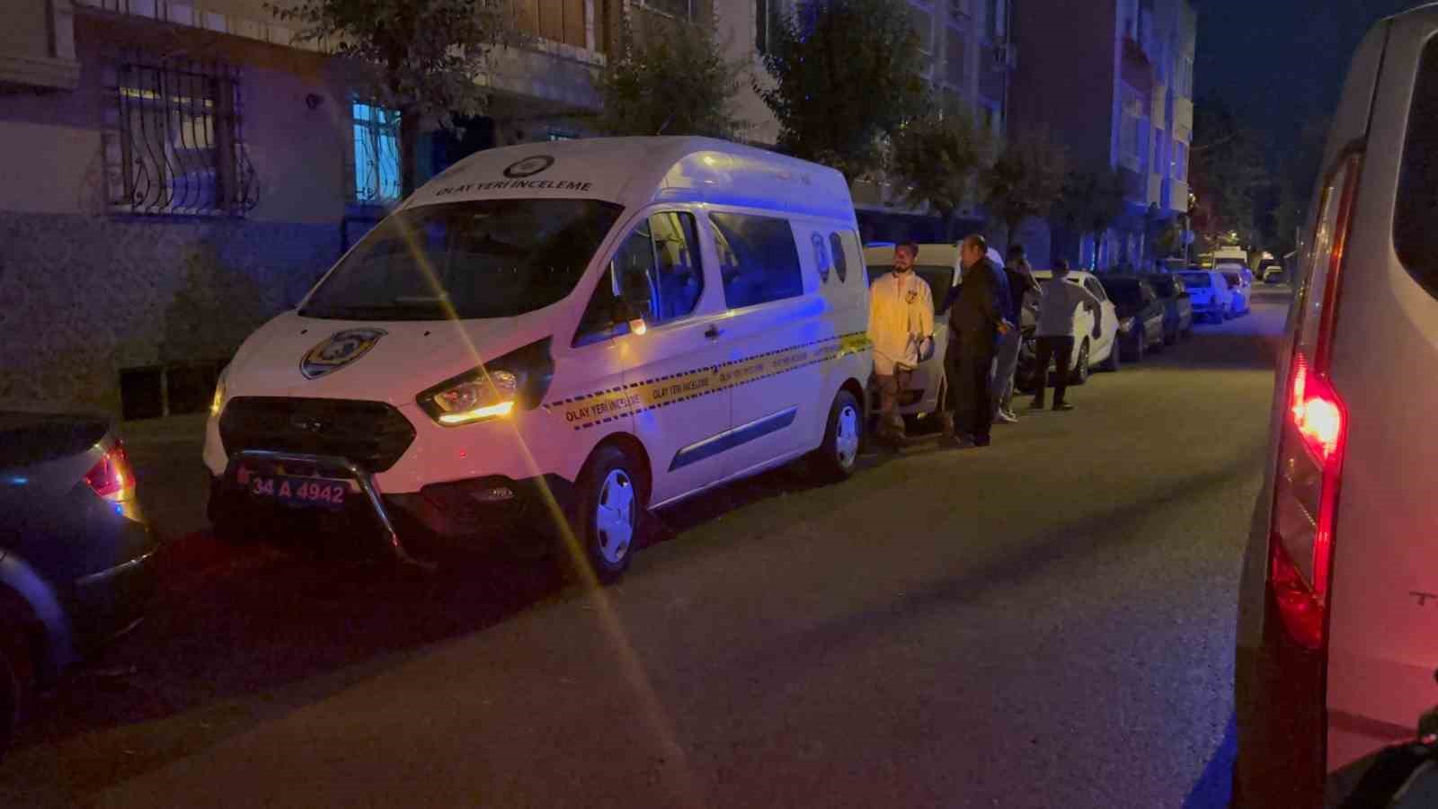 İSTANBUL KÜÇÜKÇEKMECE’DE CİNNET GEÇİREN ADAM ÖNCE KARISINI SONRA KENDİNİ VURDU.