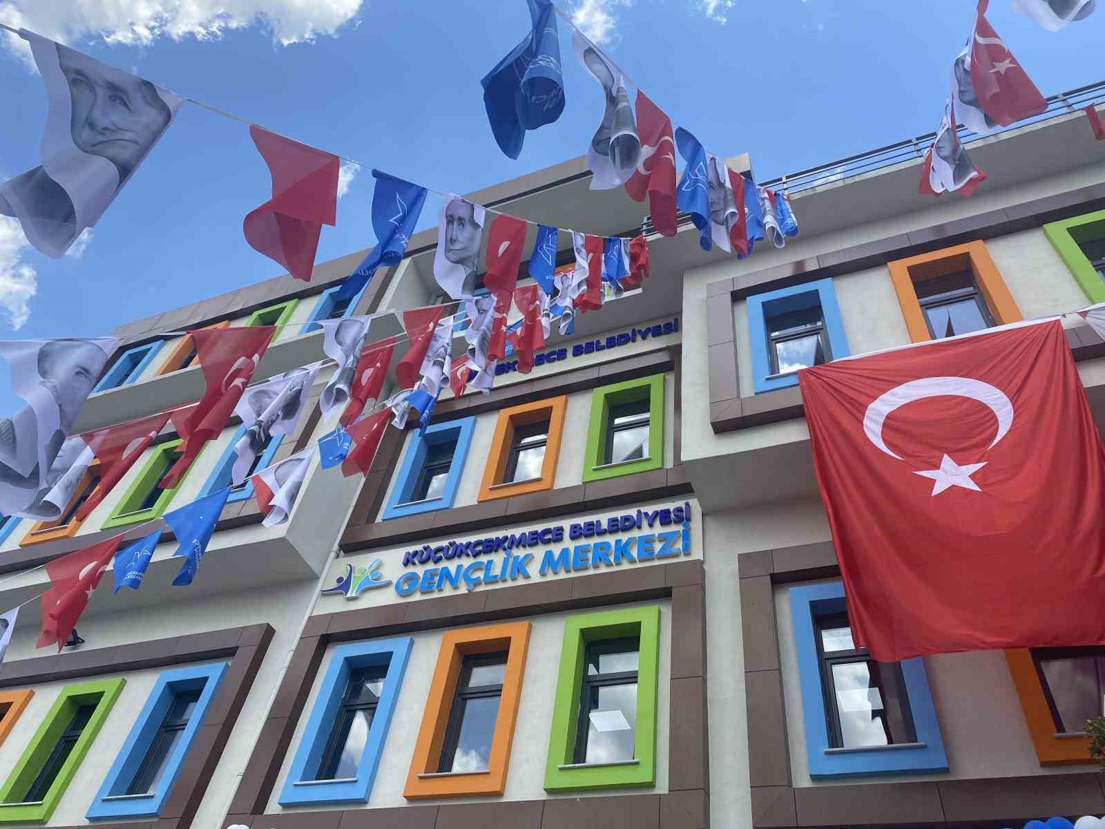 KÜÇÜKÇEKMECE'DE HALKALI GENÇLİK MERKEZİ'NİN AÇILIŞI YAPILDI