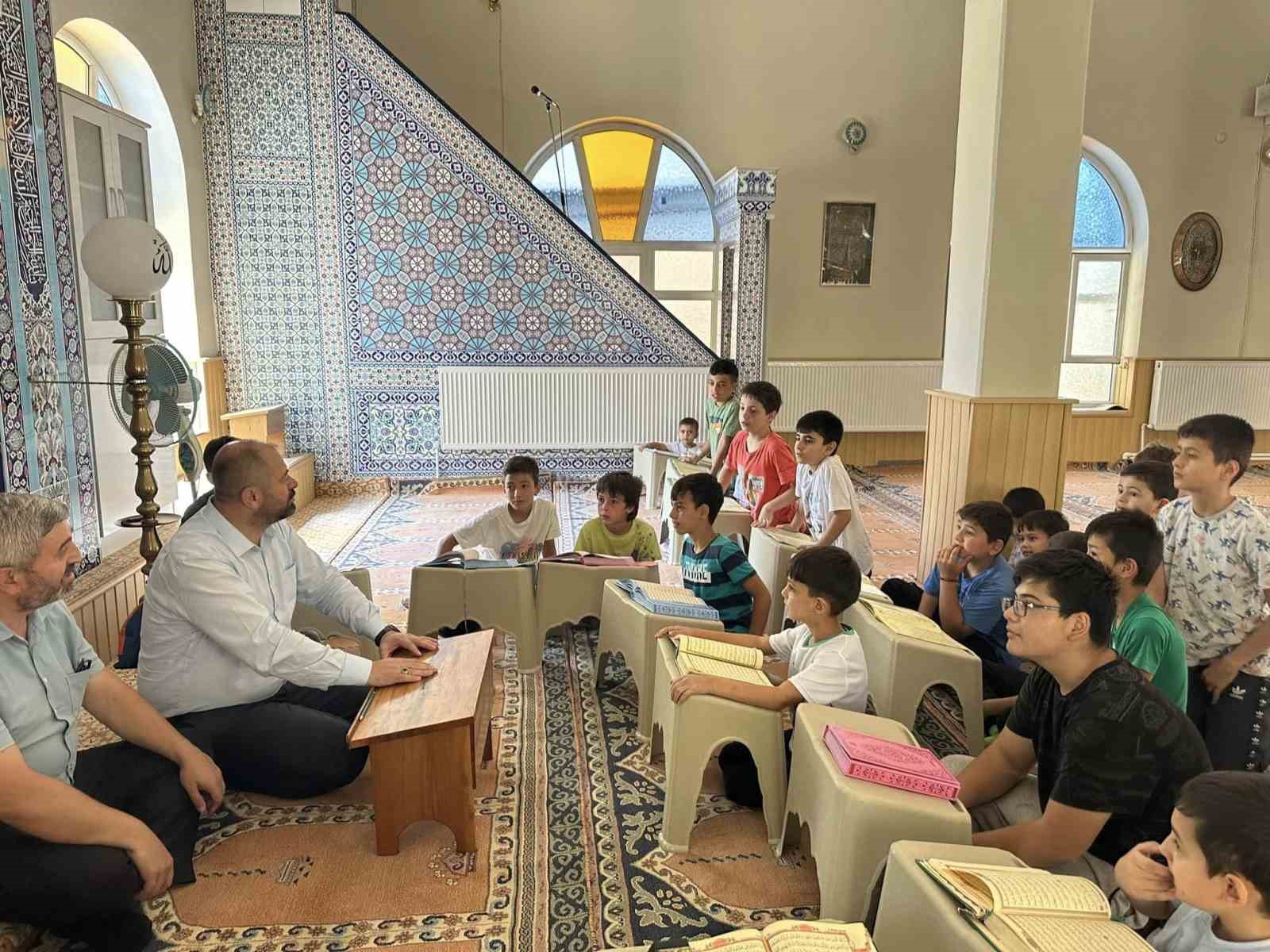 ORHANELİ BELEDİYE BAŞKANINDAN TÜM ÖĞRENCİLERE DONDURMA İKRAMI.