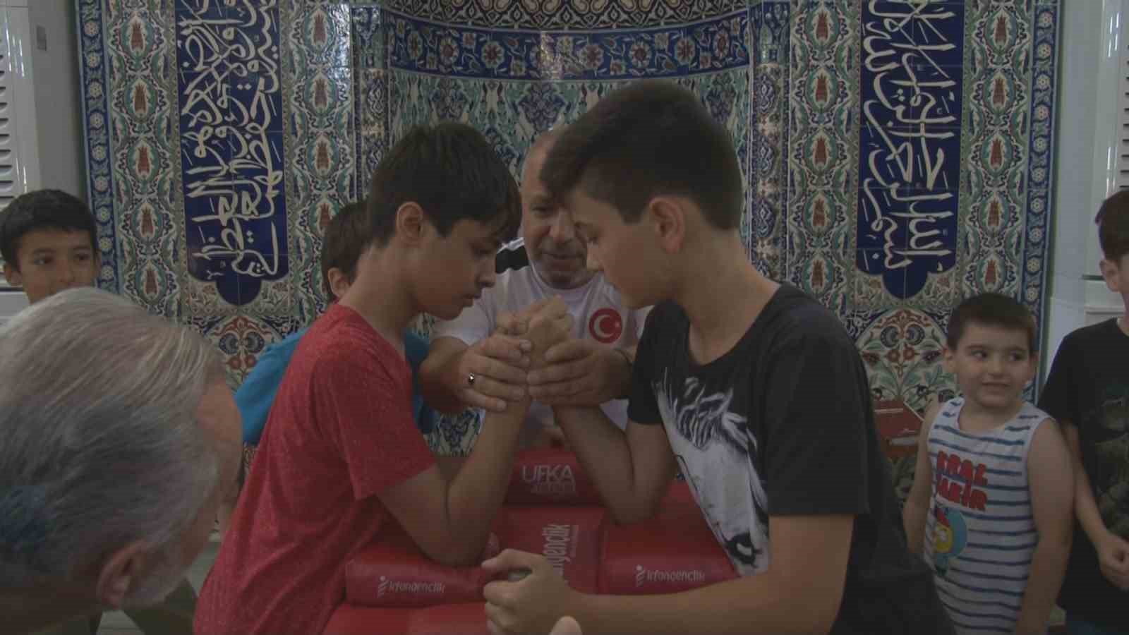 BURSA YENİ TEMENYERİ CAMİDE BİLEK GÜREŞİ TURNUVASI YAPILDI. ÇOCUKLARA HEDİYELER