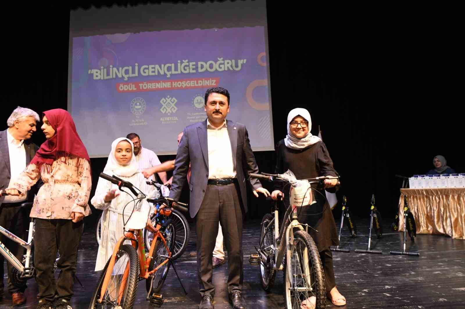 ALTIEYLÜL İLÇESİNDE CAMİLERDE VE MÜFTÜLÜK BÜNYESİNDEKİ KURSLARDA KUR'AN-I KERİM OKUMANIN