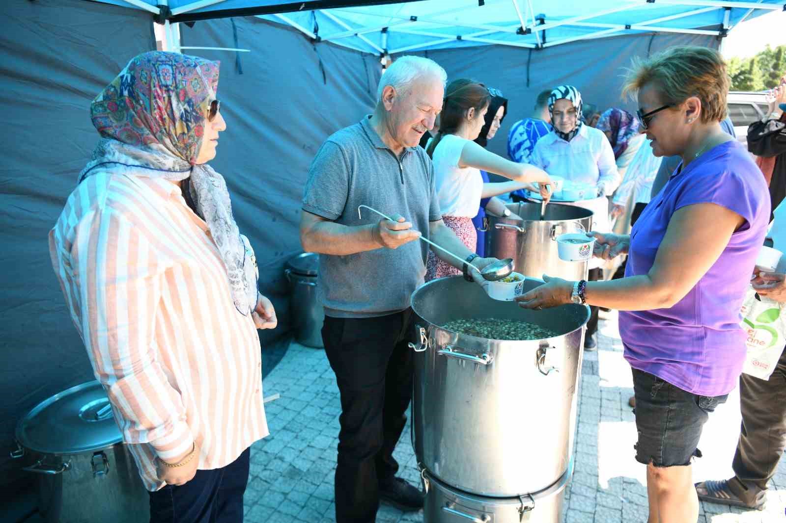 ÇANAKKALE'NİN LAPSEKİ İLÇESİNDE, LAPSEKİ BELEDİYESİ TARAFINDAN ÇINARALTI MEYDANINDA VE BELEDİYE