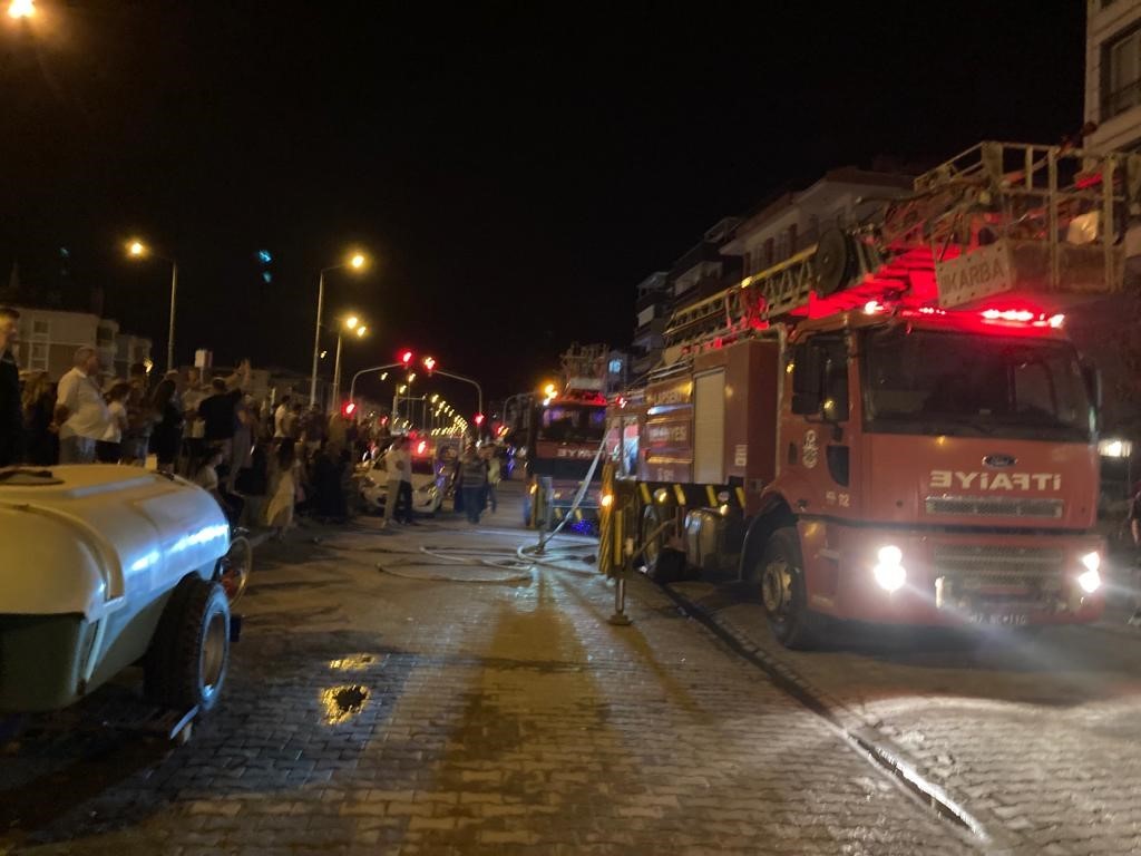 ÇANAKKALE’NİN LAPSEKİ İLÇESİNDE 5 KATLI APARTMANIN 4’ÜNCÜ KATINDA ÇIKAN YANGIN