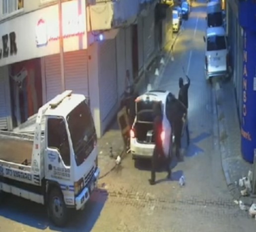 LÜKS ARAÇLA SOYGUN GİRİŞİMİ KAMERAYA YANSIDI