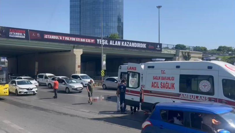 MALTEPE'DE E-5 KARAYOLU ÜZERİNDE YOLUN KARŞISINA BASTONUYLA GEÇMEYE ÇALIŞAN YAŞLI