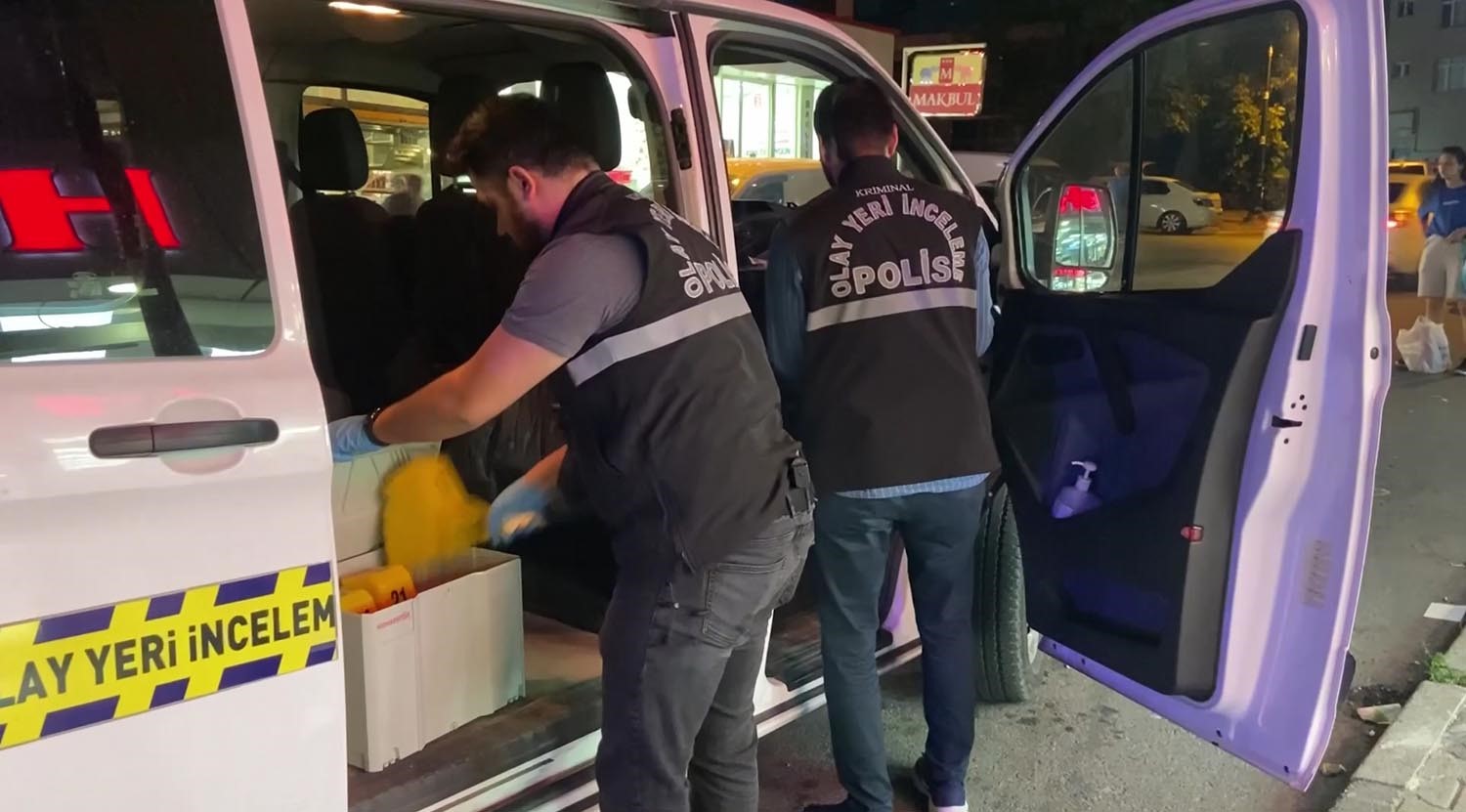 MALTEPE’DE BİR TEKEL BAYİ ÖNÜNE GELEN ŞÜPHELİ, 6 EL ATEŞ