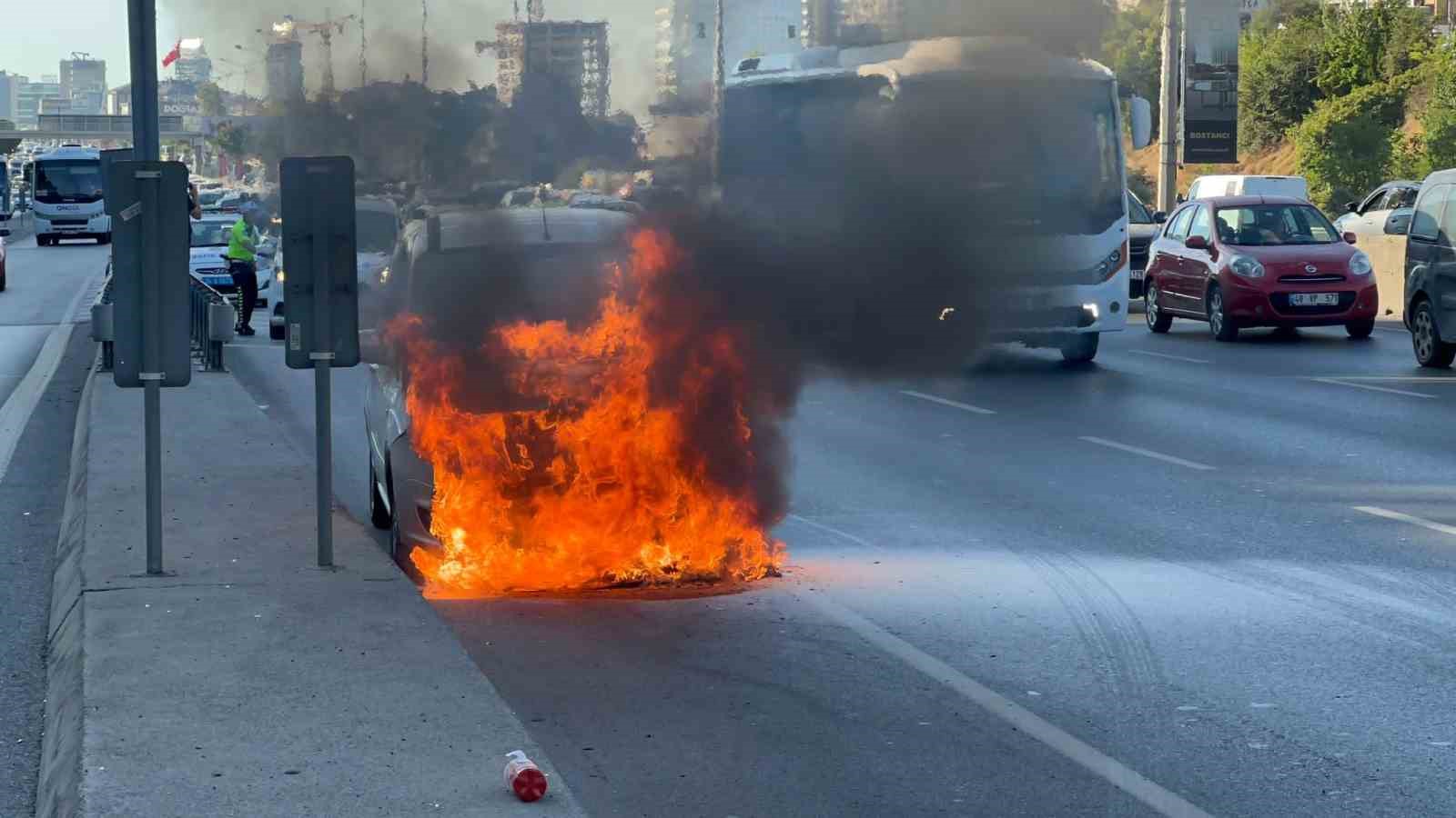 MALTEPE D-100 KARAYOLU'NDA TİCARİ ARAÇ, MOTOR KISMINDA ÇIKAN YANGINDAN DOLAYI