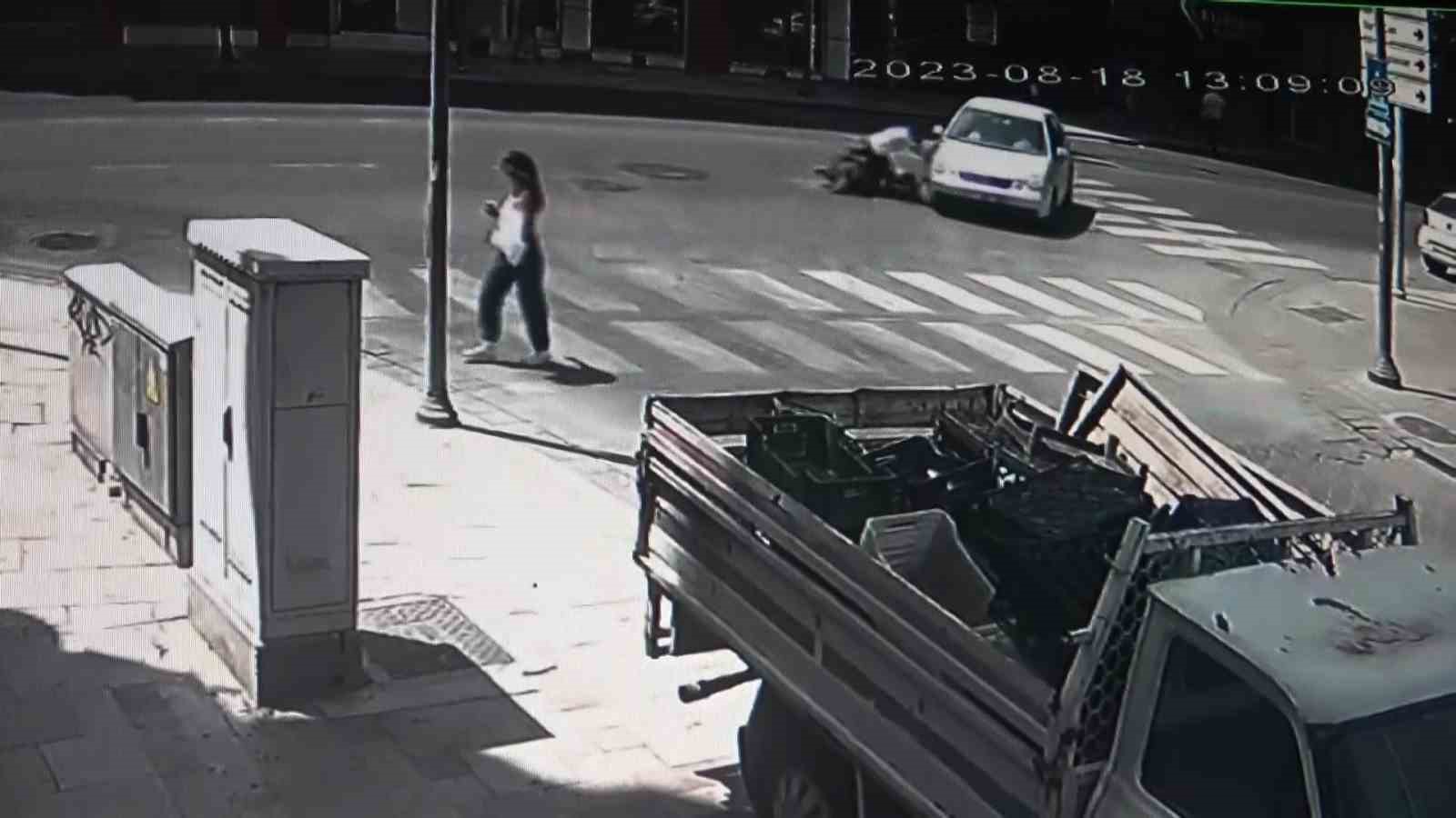DENİZLİ’DE OTOMOBİLE ÇARPAN MOTOSİKLET SÜRÜCÜ AĞIR YARALANDI. KAZA ANI BÖLGEDEKİ