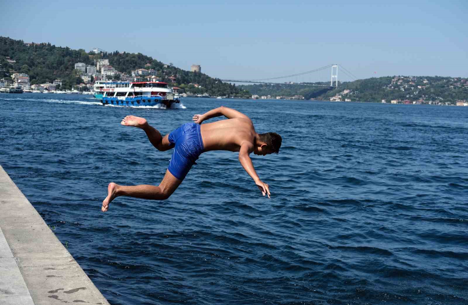 BEŞİKTAŞ SAHİLİNDE BAZI VATANDAŞLAR DENİZE GİREREK SERİNLERKEN, BAZI VATANDAŞLAR İSE