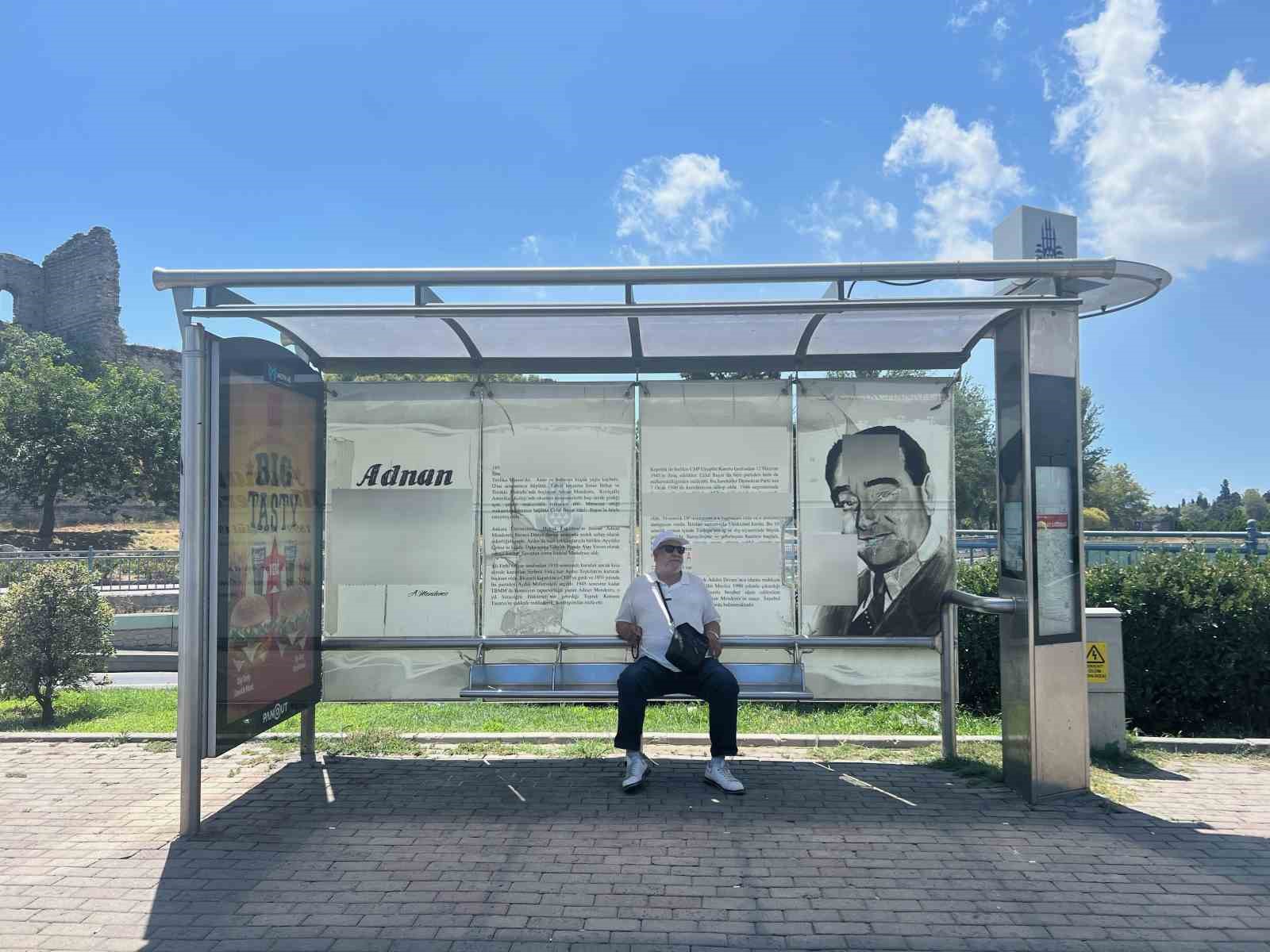 FATİH’TE MİLLET CADDESİ ÜZERİNDEKİ OTOBÜS DURAĞINDA MERHUM ESKİ BAŞBAKAN ADNAN