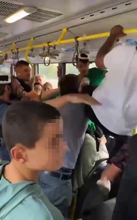 METROBÜSTE YER VERME NEDENİYLE TARTIŞAN İKİ KİŞİ ARASINDA KAVGA ÇIKTI.
