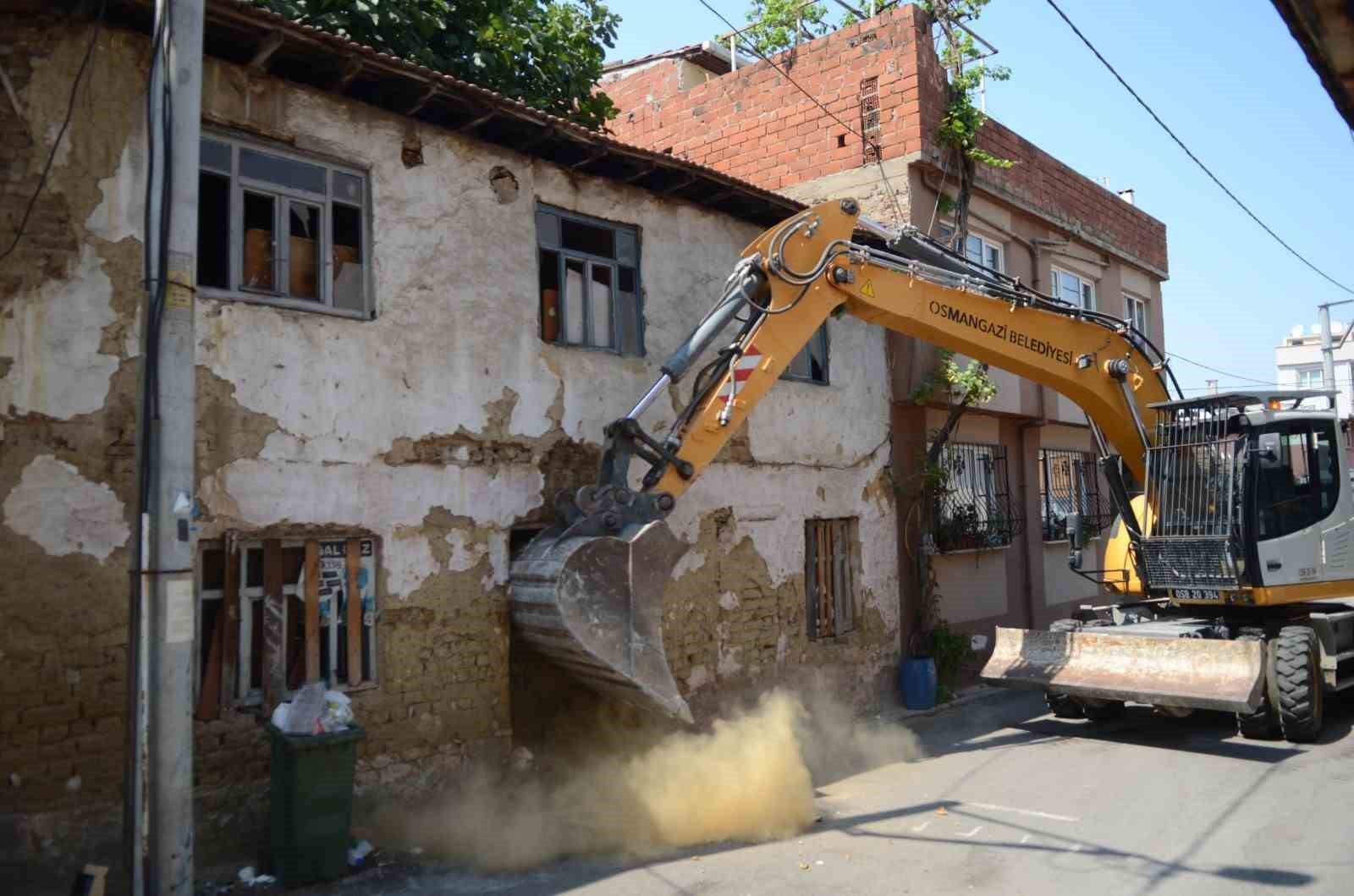 KARACABEY’DE METRUK BİNALARIN YIKIM İŞLEMLERİ SÜRÜYOR. SON OLARAK DANİŞMENT MAHALLESİNDEKİ
