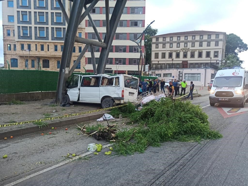 Mevsimlik fındık işçilerini taşıyan minibüs kaza yaptı: 1 ölü, 13 yaralı GİRESUN’DA MEVSİMLİK FINDIK İŞÇİLERİNİ TAŞIYAN MİNİBÜSÜN YAPTIĞI KAZADA 1 ÖLÜ,