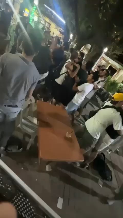 BURSA’DA İKİ GRUP ARASINDA ÇIKAN VE TEKME, YUMRUK İLE SANDALYELERİN