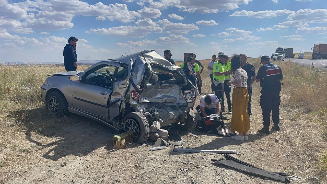 Mikser otomobile arkadan çarptı: 2 ölü, 1 yaralı BETON MİKSERİ OTOMOBİLE ARKADAN ÇARPTI, OTOMOBİLİN BARAJININ ŞOFÖR BÖLÜMÜYLE BİRLEŞTİĞİ