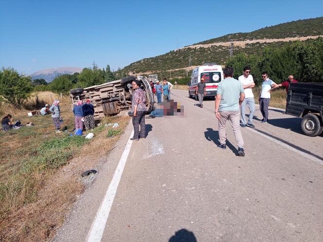 MİNİBÜS İLE PAT PAT ÇARPIŞTI 1 ÖLÜ 12 YARALI