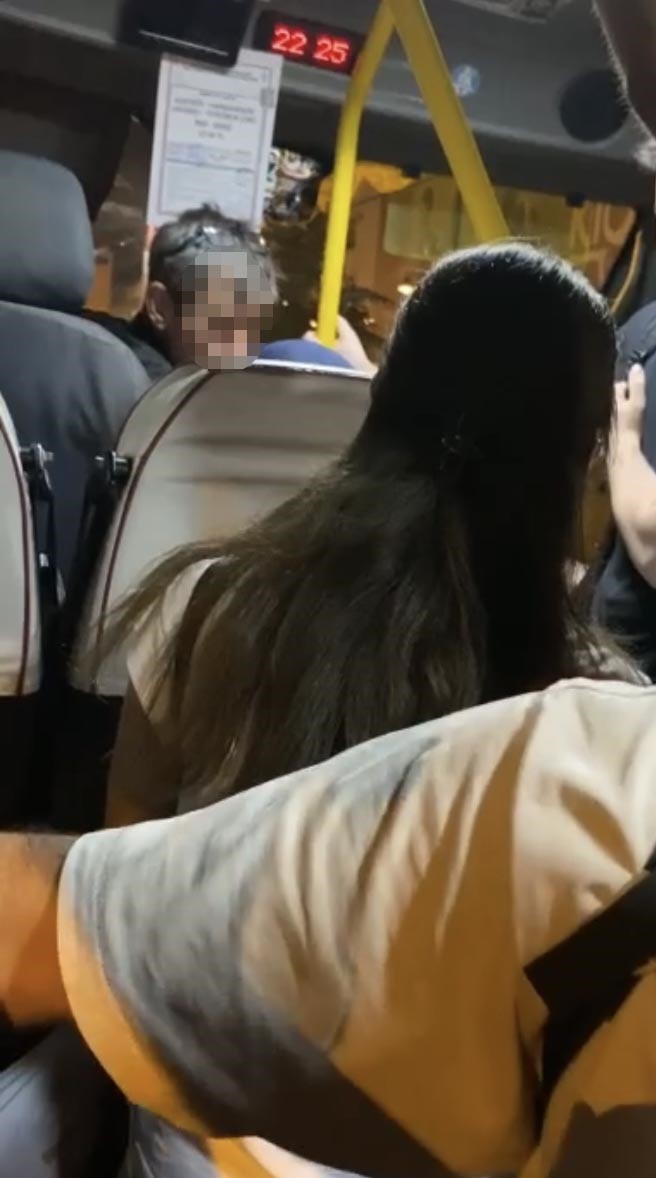 PENDİK'TE MİNİBÜSTE ŞOFÖR İLE YOLCU ARASINDA ÜCRET TARTIŞMASI YAŞANDI. ŞOFÖR,