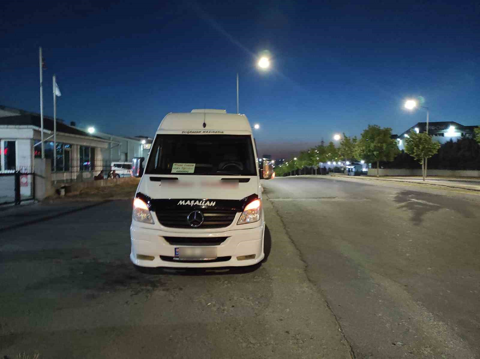 TEKİRDAĞ'DA TRAFİK DENETİMİ YAPAN POLİS EKİPLERİ, BİR SÜRÜCÜNÜN MİNİBÜSÜ KONTROL
