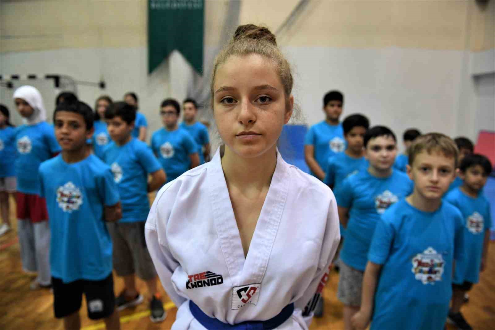OSMANGAZİ BELEDİYESİ’NİN DÜZENLEDİĞİ YAZ SPOR OKULLARINDA ÜCRETSİZ DÜZENLENEN KURSLARDA EĞİTİM