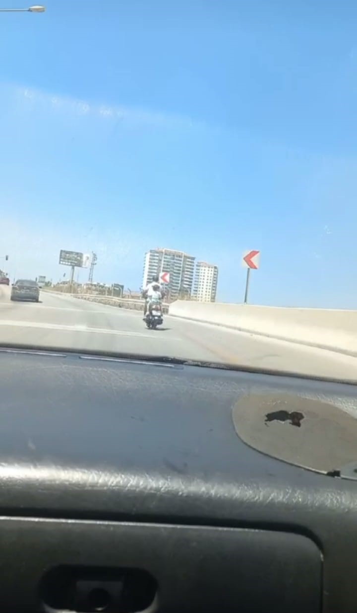 MİNİK KIZIN MOTOSİKLETTEKİ TEHLİKELİ YOLCUĞU KAMERADA