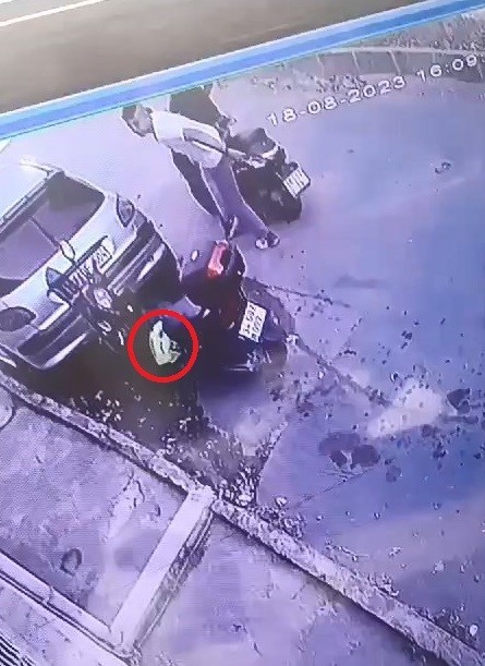 BURSA’DA MOTOSİKLETLE GELEN İKİ KİŞİ, PARK HALİNDEKİ BİR MOTOSİKLETİN ÜZERİNDEKİ